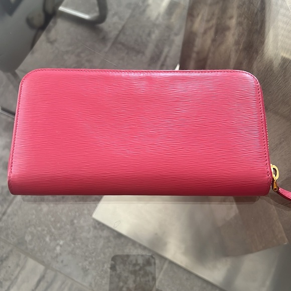 Prada Zip-Around Wallet in Pink Leather, EXCELLENT! - Picture 3 of 13